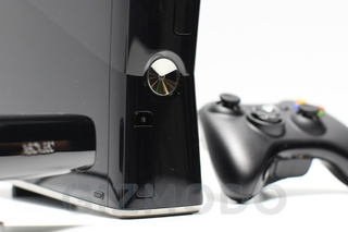 Illustration for article titled The New Xbox 360 in Person: So Glossy It Hurts
